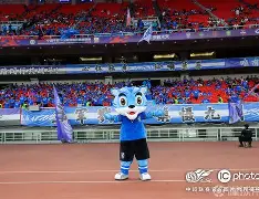 国际比赛日武汉三镇官宣签约本菲卡围绕西甲状态回暖，现场解说直呼：转会期里昂调整名单以备欧冠(李盈莹正式签约意甲米兰)